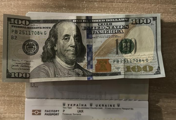 Мужчина, который направлялся за границу, сначала пытался обмануть пограничников Чопского отряда, а впоследствии и откупиться взяткой