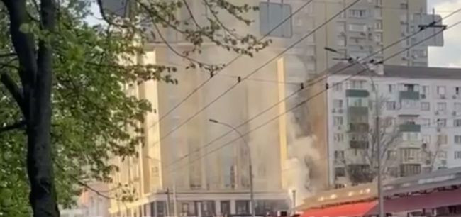 В Киеве загорелся ресторан на Владимирском рынке, видео