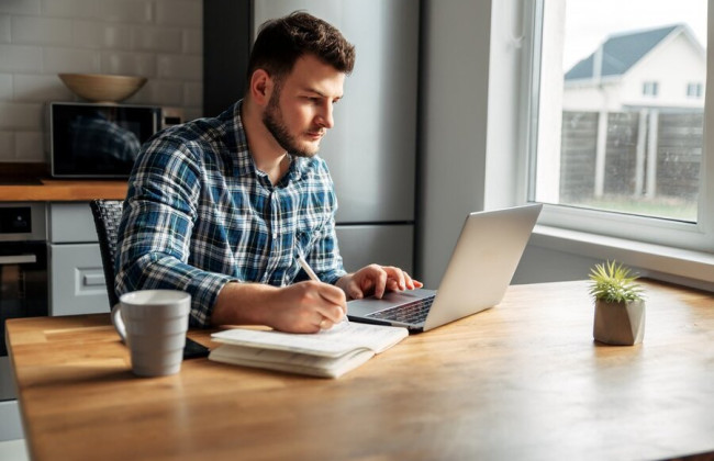 Надомная и дистанционная работа: права, обязанности и разница