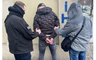 Погрожував «відправити у гарячу точку»: в Одесі затримали чоловіка, який прикинувся військовим і вимагав гроші у матері призовника