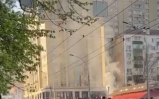 У Києві спалахнув ресторан на Володимирському ринку, відео
