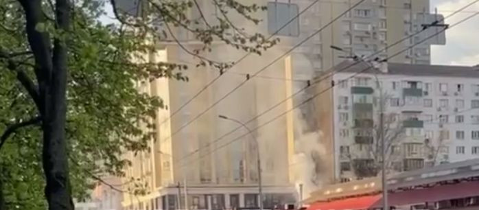 У Києві спалахнув ресторан на Володимирському ринку, відео