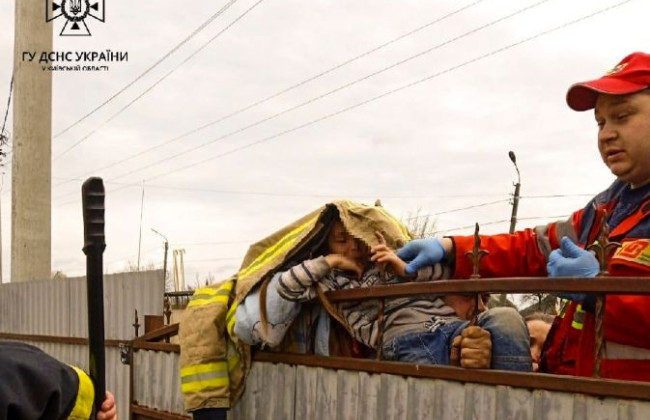 Проштрикнула руку й застрягла в паркані: на Київщині врятували дитину