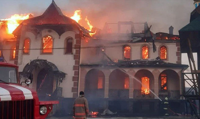 На Буковине горела церковь УПЦ МП: полиция задержала подозреваемого в поджоге