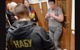 Требовала взятки за разблокирование налоговых накладных: сообщили о подозрении сотруднице ГНС со Львовщины