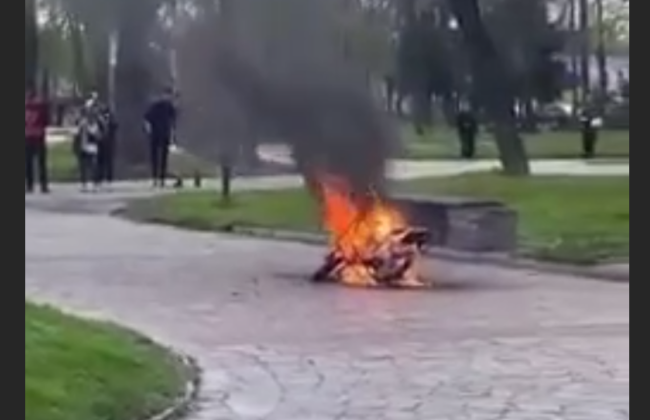 На Київщині в парку загорівся дитячий мотоцикл, на якому катався хлопчик: відео
