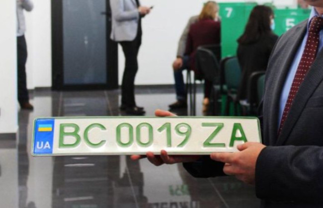 Кабмин запретил автомобильные номера с символикой агрессии РФ