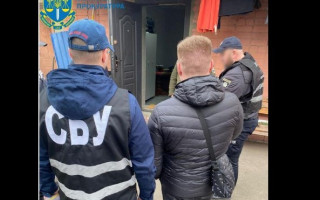 Вимагав кошти у громадянина, який хотів служити добровольцем: чернігівцю повідомили про підозру