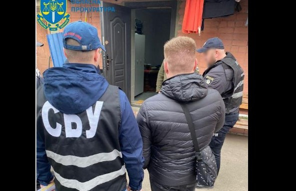 Требовал средства у гражданина, который хотел служить добровольцем: черниговцу сообщили о подозрении