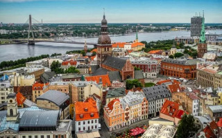 В Риге половина школ и детсадов не работает: учителя бастуют