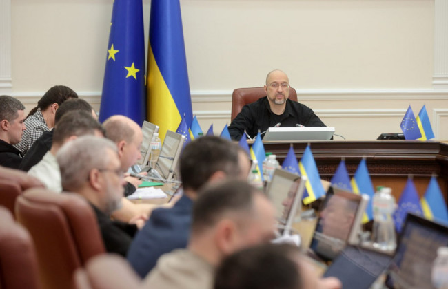 Кабмин повысил оклады некоторым категориям чиновников: кто сможет получить большую зарплату