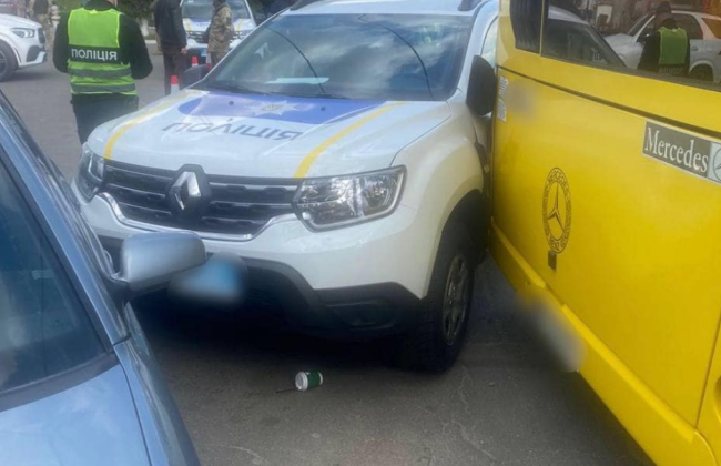 На Киевщине автобус врезался в полицейское авто, травмирован правоохранитель
