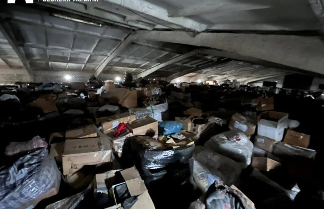 Во Львовской области обнаружили большой склад с гумдопомощью неизвестного происхождения, — БЭБ, фото