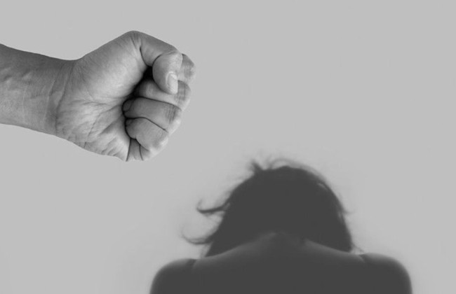 Верховный Суд переквалифицировал на убийство при превышении пределов необходимой обороны действия женщины, утверждавшей, что защищалась от мужа