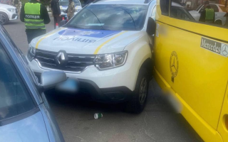 На Київщині автобус врізався в поліцейське авто, травмований правоохоронець