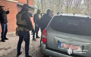 Військовослужбовець намагався продати автомобіль, який волонтери привезли для ЗСУ: фото
