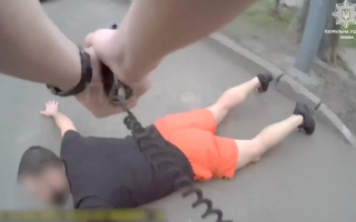 У Києві патрульні затримали чоловіка із сокирою в руках, який агресивно кричав: відео