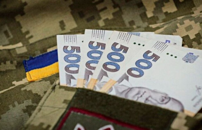 30 тысяч доплаты военнослужащим за счет сокращения зарплат чиновников: Комитет определился с судьбой постановления