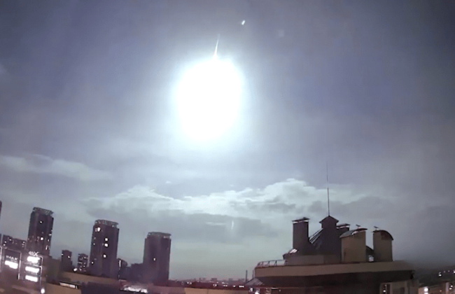 Вспышку в небе над Киевом вызвало падение метеора диаметром около полуметра — отчет