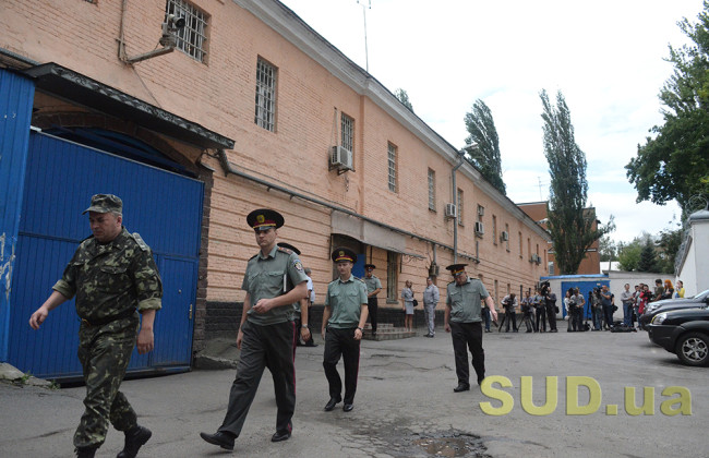 В якому випадку в’язнів та осіб, що утримуються під вартою, зможуть перевести до лікарні: Кабмін затвердив Порядок примусового годування