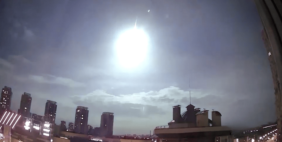 Спалах у небі над Києвом викликало падіння метеора діаметром близько пів метра — звіт