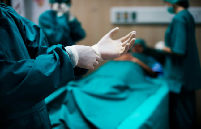 У Дніпрі лікарі провели надскладну операцію — витягнули кулю та уламки потиличної кістки з голови пораненого військового