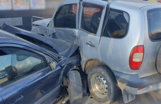 На Киевщине в ДТП попало сразу пять автомобилей: в больницу госпитализировали двоих детей 4 и 5 лет