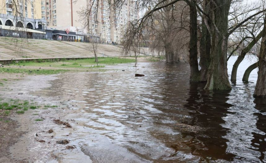 Паводок в Києві: рівень води у Дніпрі знову зріс