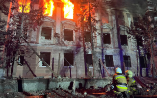 Миколаїв зазнав ракетної атаки: є влучання у багатоповерхівку, пошкоджені приватні будинки та історична будівля, фото