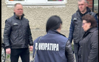 Обіцяла допомогти в розблокуванні податкових накладних: на Львівщині інспекторку митниці викрито на хабарі