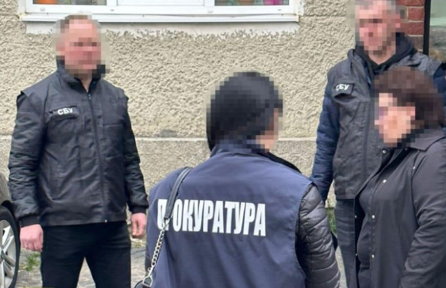 Обіцяла допомогти в розблокуванні податкових накладних: на Львівщині інспекторку митниці викрито на хабарі