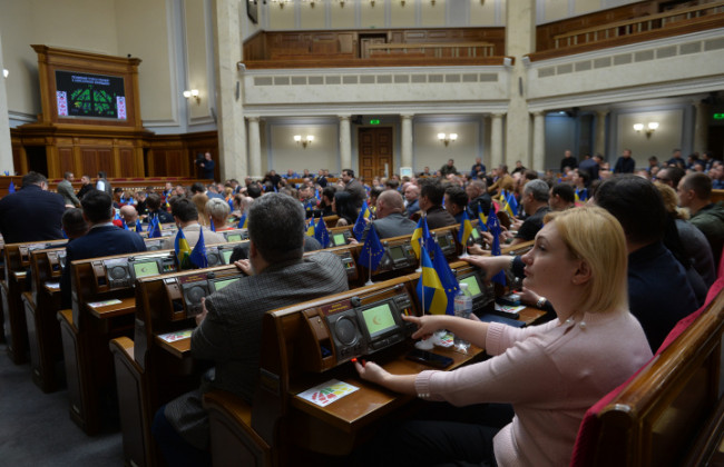 Повернути і не обмежити: перед депутатами виникла дилема, чи можна «передумати» голосування за повернення доплат військовослужбовцям