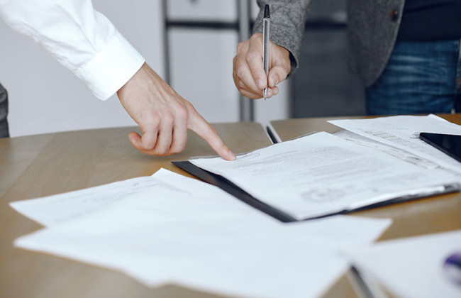 Яка інформація має бути вказана у наказі про призупинення дії трудового договору