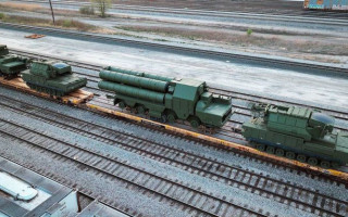 Майже як справжні: у США помітили ешелон із незвичайними С-300 та Тор-М1, фото