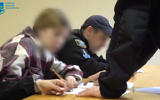 Візочок та стільчик для годування: на Сумщині викрито 25-річну дівчину, яка продавала в інтернеті неіснуючі дитячі товари