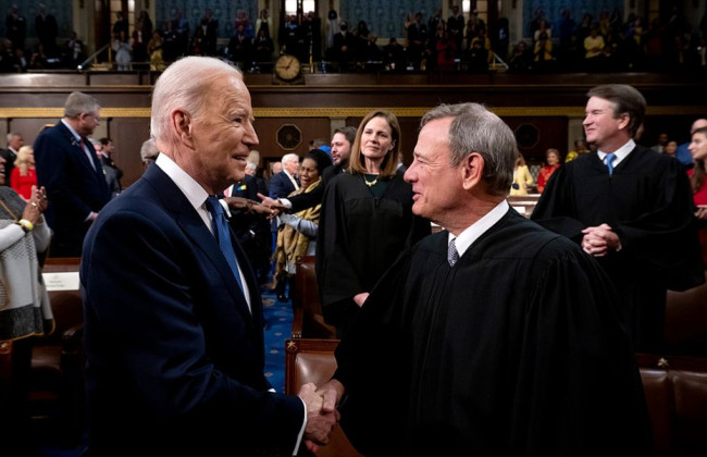 Судье Верховного Суда США, супруга которого поддерживала команду Трампа, хотят объявить импичмент, а глава ВС США отказался давать показания по этике