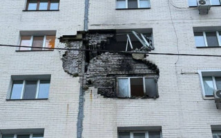 На Київщині уламки російської ракети пошкодили багатоповерхівку: постраждала дитина, фото