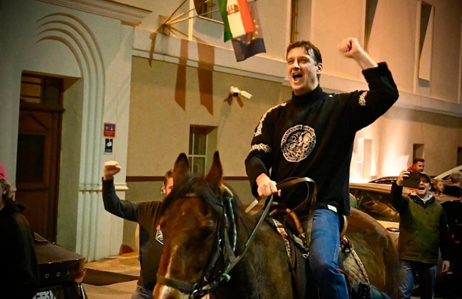 В Венгрии осужденный за терроризм покинул тюрьму на коне: его помиловали в честь визита Папы Римского