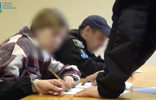 Візочок та стільчик для годування: на Сумщині викрито 25-річну дівчину, яка продавала в інтернеті неіснуючі дитячі товари