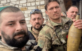 Стріляв з міномету та потрапив під обстріл: боксер Олександр Усик побував на передовій, відео