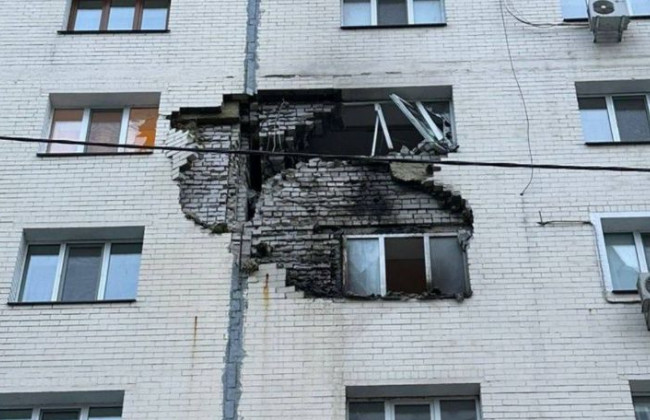 На Київщині уламки російської ракети пошкодили багатоповерхівку: постраждала дитина, фото
