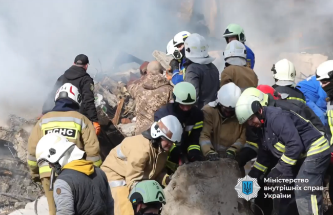 В Умані завершили пошуково-рятувальну операцію на місці удару рф по багатоповерхівці