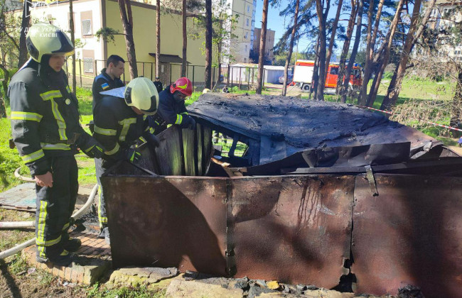 В Киеве во время тушения пожара в гараже обнаружили тело мужчины