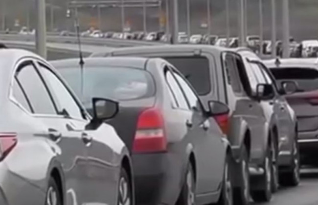 После взрыва в Севастополе на Крымском мосту образовалась большая пробка, видео