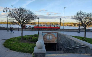 На дорогах Києва помітили червоно-білі вагони метро: подробиці та фото