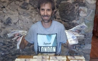 Мужчина приобрел очень старый дом и неожиданно разбогател: находка в стенах удивила всех