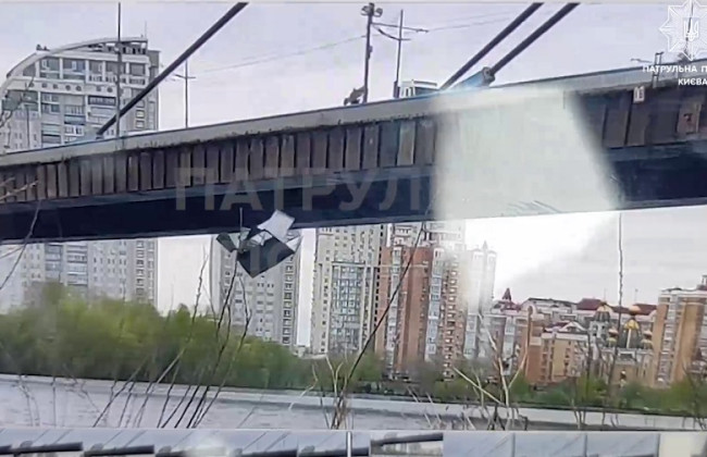 У Києві з мосту скинули з евакуатора габаритний вантаж у Дніпро: відео
