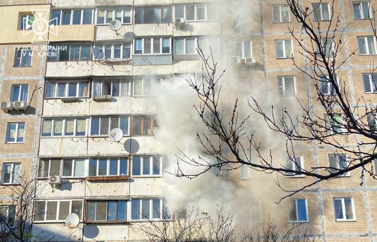 В Киеве загорелась квартира в многоэтажке, фото и видео