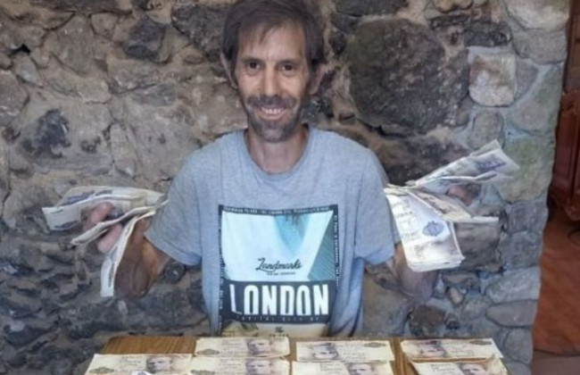 Мужчина приобрел очень старый дом и неожиданно разбогател: находка в стенах удивила всех