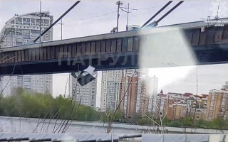 В Киеве с моста сбросили с эвакуатора габаритный груз в Днепр: видео